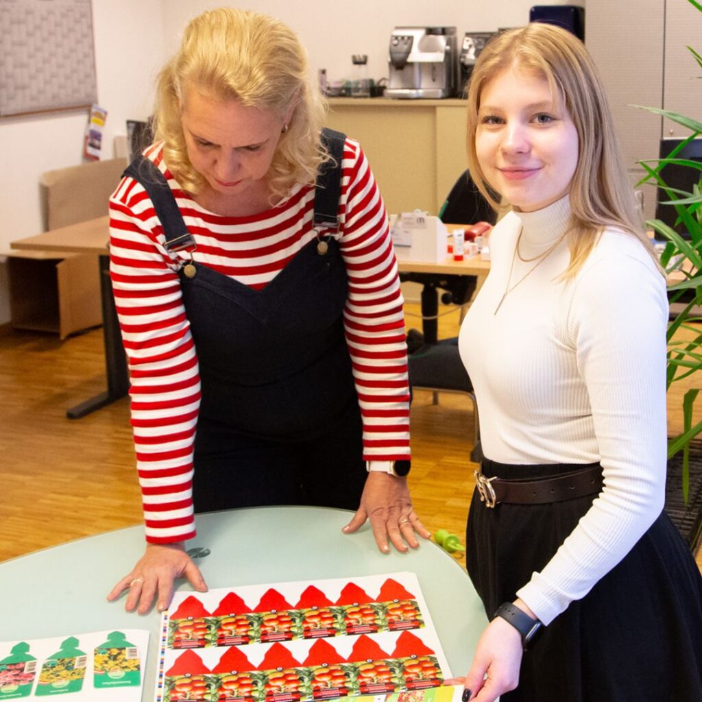 Biopolymer paper IM POYLMER Ute Zimmermann and Lizzy checking plant labels