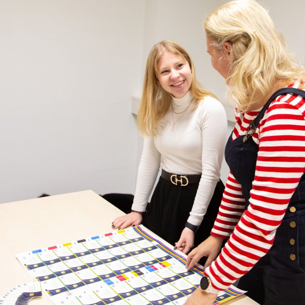 Biopolymer paper IM POYLMER Ute Zimmermann and Lizzy checking printed biopolymer paper